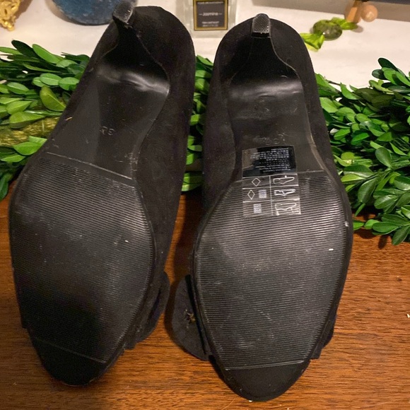 Size 36 black suede like shoes with ruffle and peep toe - Picture 3 of 4